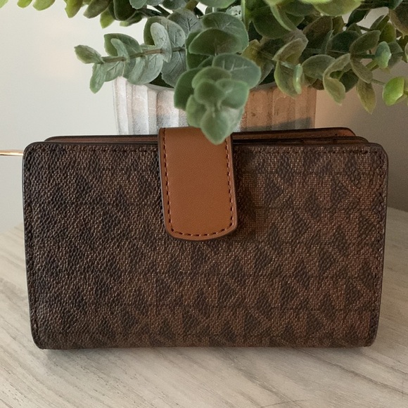 Michael Kors Jet Set Brown Travel Wallet NWOT - Picture 2 of 11